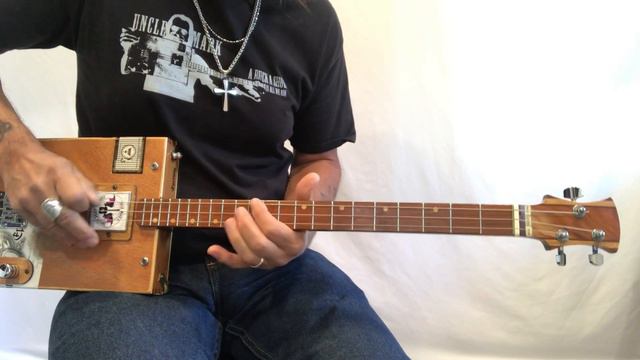 Ain’t talkin ‘bout love Van Halen easy beginner riff lesson for 3 string Cigar Box Guitars смотреть онлайн
