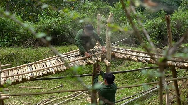 The process of building a life in the forest: Building Relaxing Huts & Bamboo Fences || EP.06 смотреть онлайн