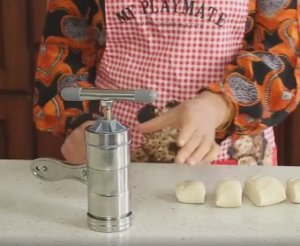 Пресс для лапши (лапшерезка ручная бытовая).wmv