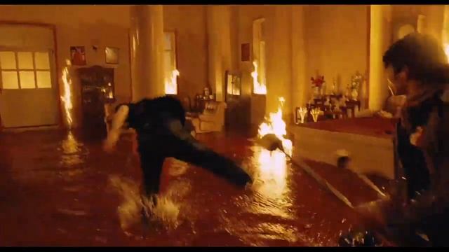 Тони Джаа дерётся с мастером Ушу в горящем буддийском храме в фильме ЧЕСТЬ ДРАКОНА 2005 смотреть онлайн