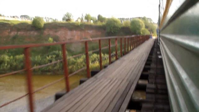 Мост через Чепцу с подножки узкоколейного вагона. УЖД Каринторф. смотреть онлайн