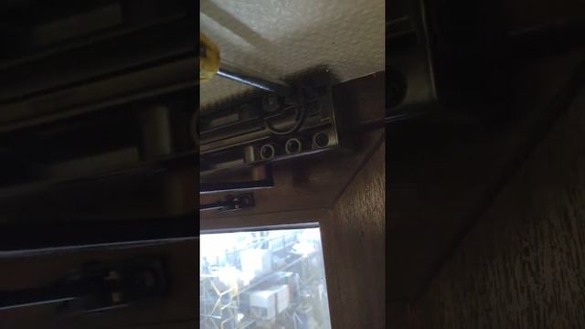 Регулировка доводчика GEZE 2000. Внимание! Пластиковые винты. смотреть онлайн