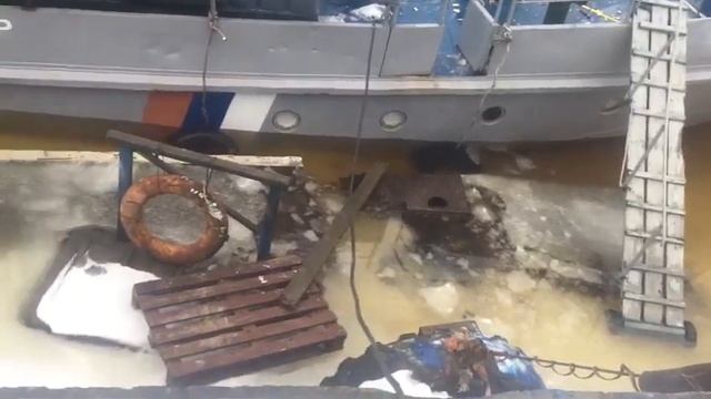 Катер Росприроднадзора у яхт-клуба в Петербурге смотреть онлайн