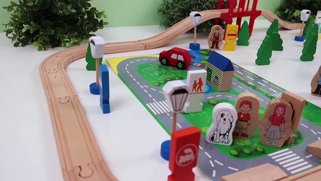 Деревянная железная дорога и игрушечный паровоз. Игрушки для детей смотреть онлайн