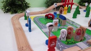 Деревянная железная дорога и игрушечный паровоз. Игрушки для детей