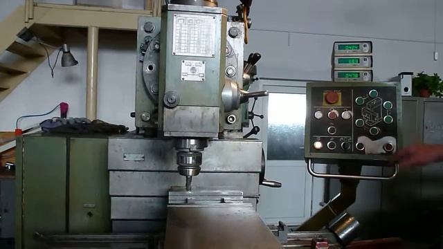 Milling machine TOS FNGJ 32 смотреть онлайн