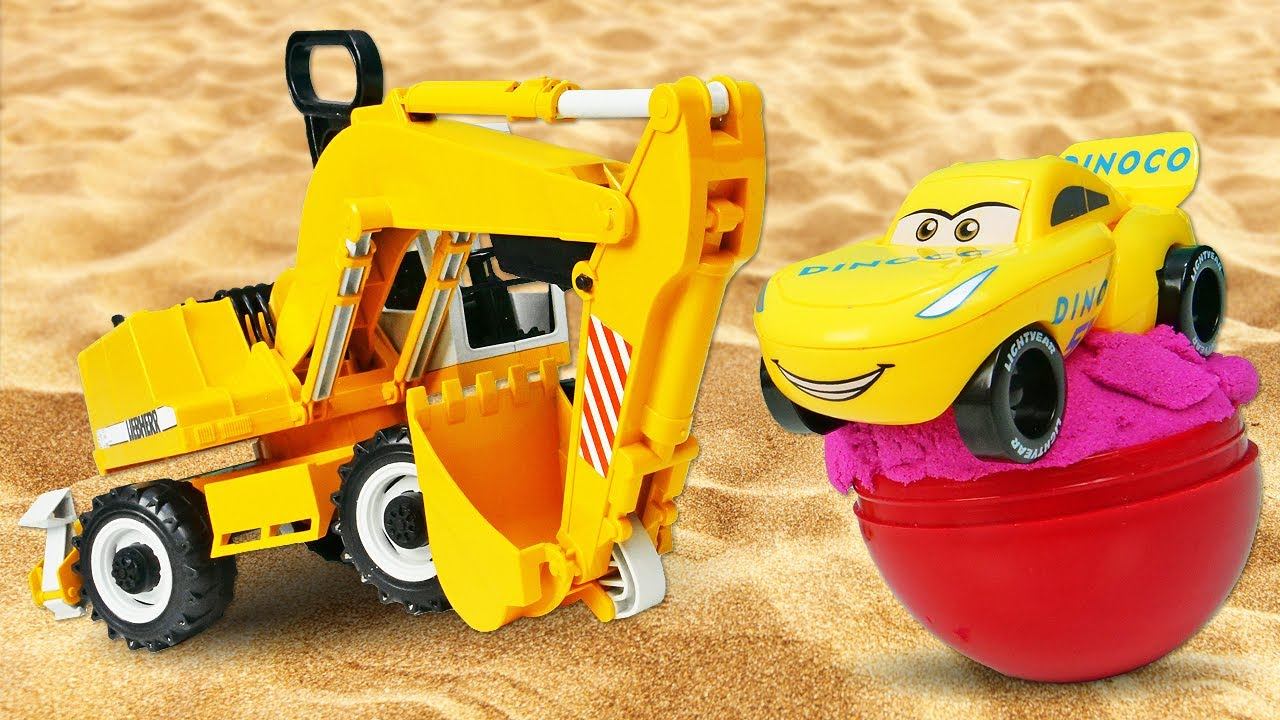 Сюрпризы в песке! Машинки в песочнице. Развивающие видео для детей смотреть онлайн