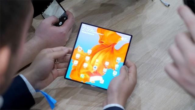 НАСТОЯЩИЙ ЭКСКЛЮЗИВ - Huawei Mate X в руках: сгибаем и разгибаем