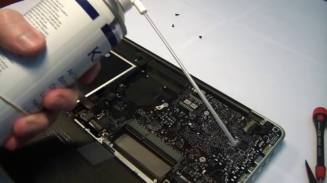 Чистка от пыли MacBook Pro Unibody смотреть онлайн