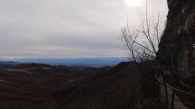 Вдохновляемся видами на горы в парке с пещерой Сатаплия рядом с Кутаиси в Грузии смотреть онлайн