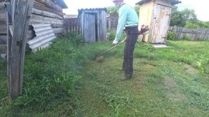 Триммер husqvarna 128 r в работе. Отдых в деревне