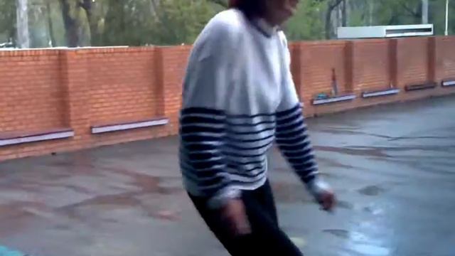 18+! Бабка жжет! Бабка пришла на дискотеку и вспомнила молодость! СМОТРЕТЬ ДО КОНЦА! смотреть онлайн