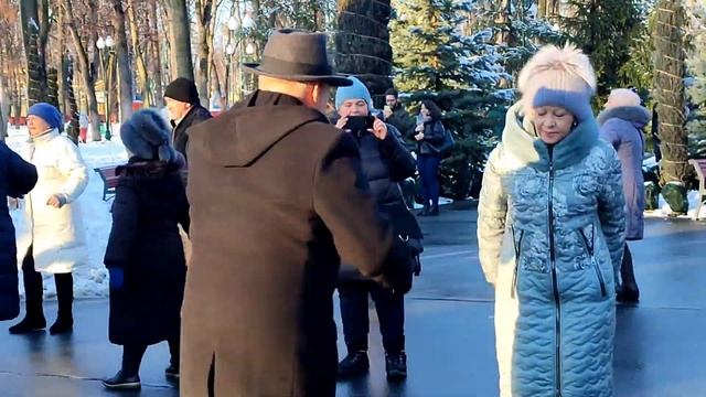 Я ТЕБЯ НА КРЫЛЕЧКЕ ВСТРЕЧАЛА!???/ТАНЦЫ В ПАРКЕ ГОРЬКОГО ХАРЬКОВ ФЕВРАЛЬ 2022 смотреть онлайн
