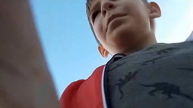 Мы пробираемся на съезд с 2 этажа ледового центра смотреть онлайн