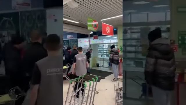 жёсткое ограбление.пятерочка.Новосибирск смотреть онлайн