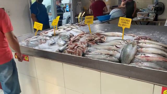 022. Рыбный рынок в Чалыше. Маленький ресторанчик на берегу реки. смотреть онлайн