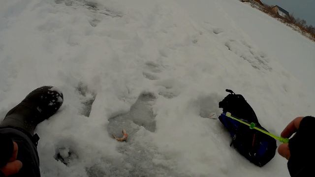 Мормышка "ХРЕНЬ"! Ловля окуня и плотвы на безмотылку! Зимняя рыбалка. смотреть онлайн