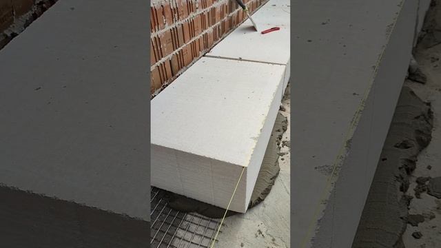 Кладка первого ряда ГАЗОБЛОКА.