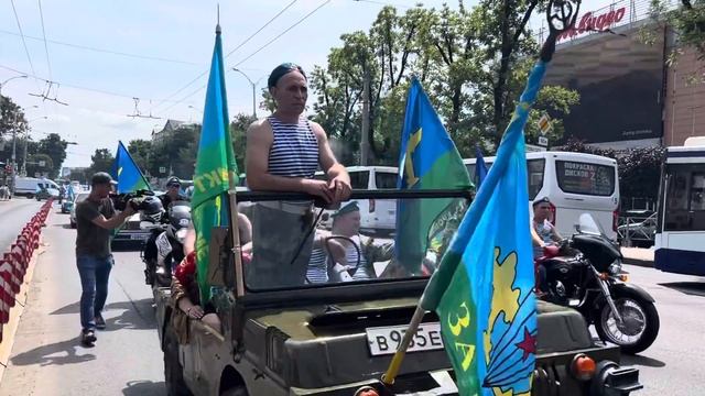 Десантники Краснодара промаршировали по центральным улицам города в День ВДВ смотреть онлайн