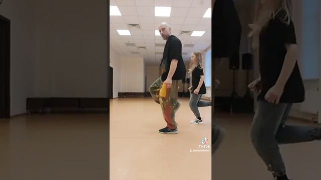 УРОК ТАНЦА ШАФЛ. МЕДЛЕННО РАЗБИРАЮ ТАНЕЦ НОГАМИ ИЗ ТРЕНДОВ ТИК ТОК. смотреть онлайн