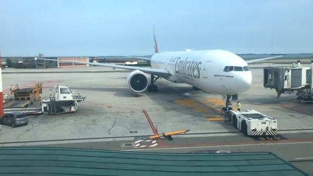 EMIRATES 777 PUSHBACK AT VENICE AIRPORT MARCO POLO (VCE) смотреть онлайн
