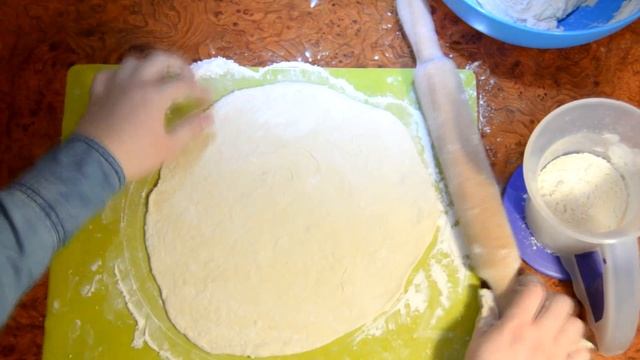 Пицца с колбасой и грибами. Рецепт. смотреть онлайн