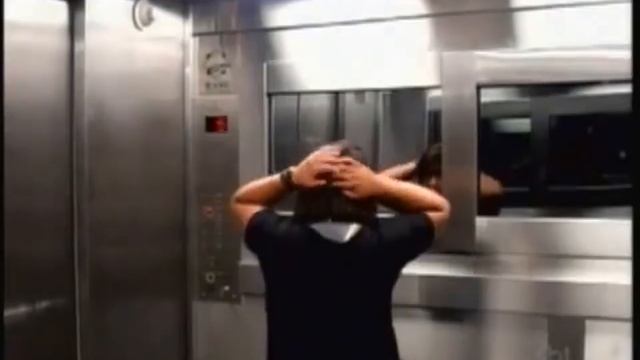 Жестокий розыгрыш в лифте смотреть онлайн