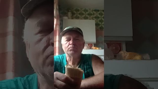 Ем мороженое крем -брюле из ларька с аппетитом.