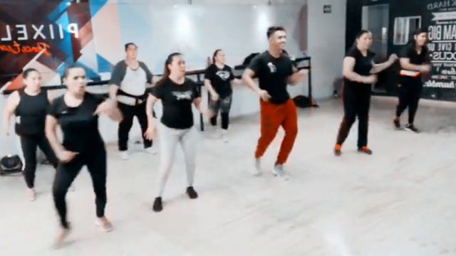 CÁNTALO RICKY MARTIN, BAD BUNNY Y RESIDENTE ZUMBA / BAILE ACTIVO смотреть онлайн