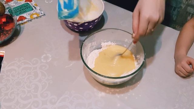 Готовим новогодние печенье с M&Ms смотреть онлайн