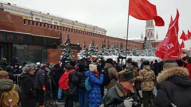 Возложение венков и цветов к могиле Иосифа Сталина у Кремлевской стены смотреть онлайн