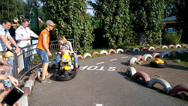 Анна катается на мотоцикле с Катериной в парке смотреть онлайн