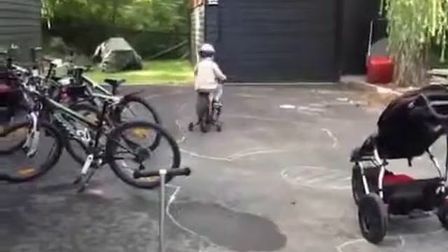 2 år 2 månder og sykler baklengs смотреть онлайн