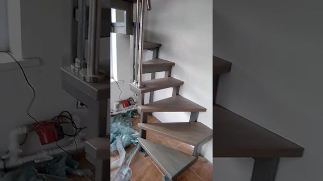 Лестница на ломаных косоурах из профильной трубы 80х40. смотреть онлайн