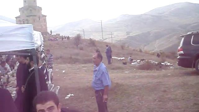 Праздничная трапеза в селе Караглух, поют священники смотреть онлайн
