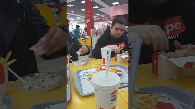Обед в KFC смотреть онлайн