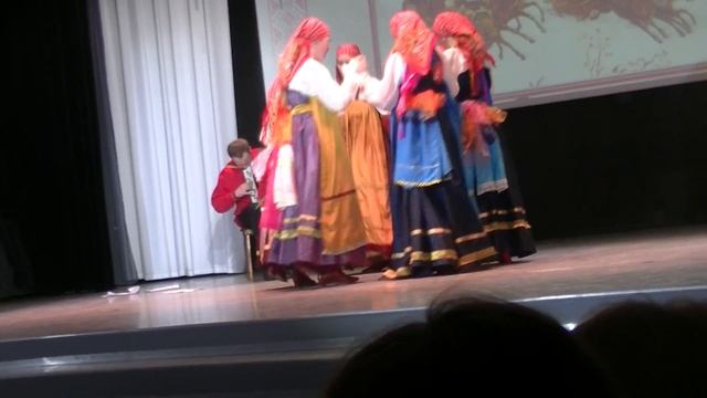 Фольклорный ансамбль Роднички-" Кругом хаты...Из колечика..." смотреть онлайн