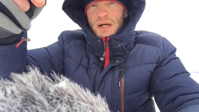 Зимняя рыбалка 2021 со льда на озере Шарташ в сильную метель! смотреть онлайн
