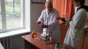 Гремучий газ на уроке химии (спойлер: школа цела, все живы-здоровы)