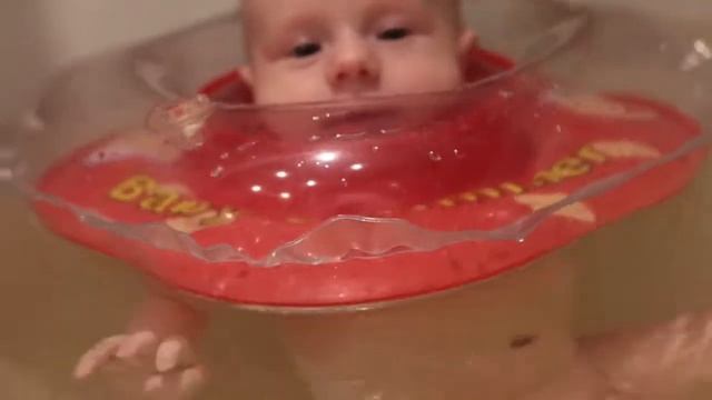 Купание ребёнка с кругом Bathing the baby with the terms смотреть онлайн