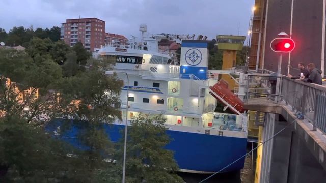 Корабль и разводной мост в Сёдертелье смотреть онлайн