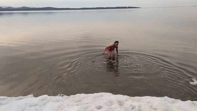 Cold wild swim in lake Changeable on Sakhalin. Subscribe) Моржевание в озере Изменчивое на Сахалин смотреть онлайн
