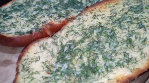 БАТОН С МАСЛОМ, ЧЕСНОКОМ И ЗЕЛЕНЬЮ В ДУХОВКЕ.mp4