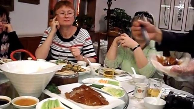 Как правильно есть "утку по-пекински" смотреть онлайн