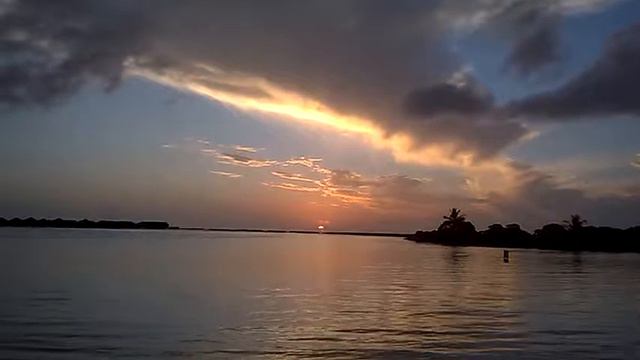 Sunset Scenery in Paradise Island Resort Maldives смотреть онлайн