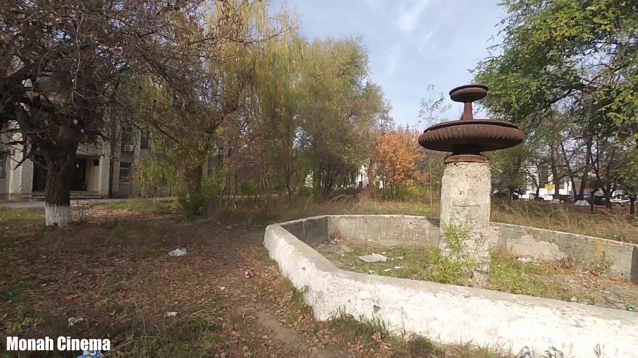 Чугунный фонтан с чугунными столбами освещения Советской эпохи смотреть онлайн