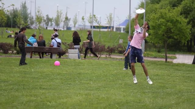 Петербургские родители играют в фрисби смотреть онлайн