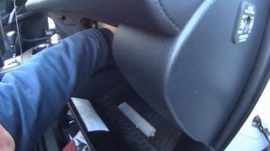 Как заменить салонный фильтр на RAV4 самому?