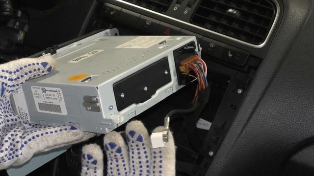 VW Polo Sedan - Как снять штатную магнитолу смотреть онлайн