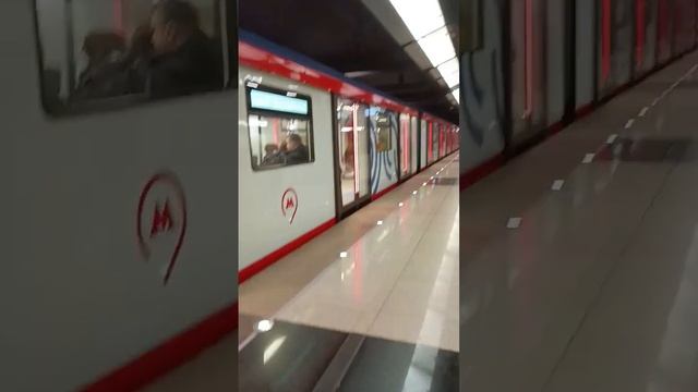 Новая Москва уезжает от станции "Петровский парк" смотреть онлайн